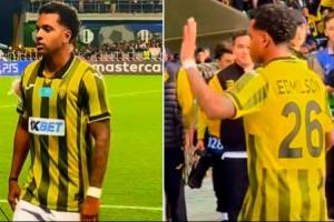 抢手！罗德里戈已经换完球衣，又有对手球员找上来想换球衣😂