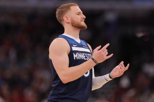 练好持球和串联！迪文岑佐半场4中3&三分3中2拿到8分3助攻